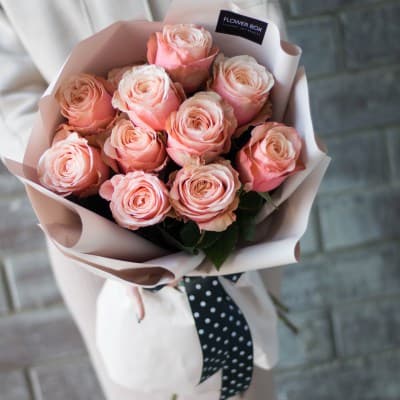 Шикарный букет из 11 ярко персиковых пионовидных роз